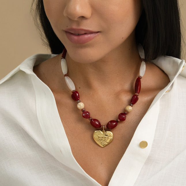 Collier - câble, perles rectangulaires en résine, coeur