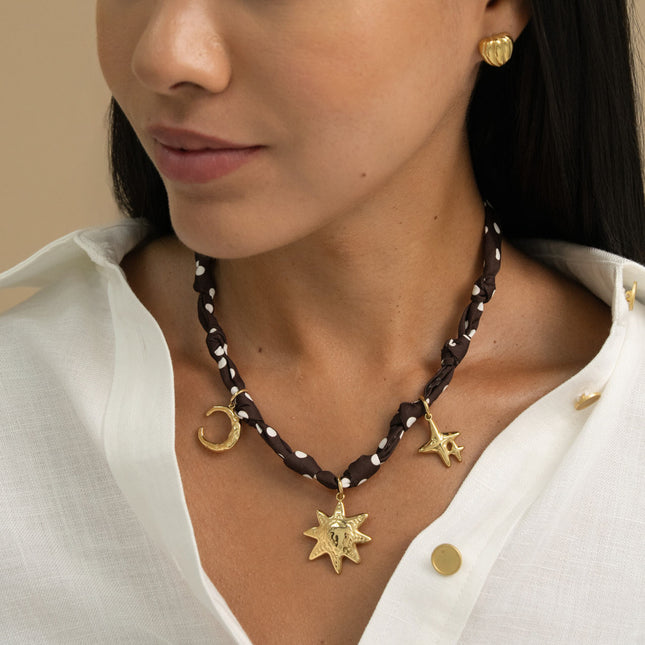 Collier - tissu ruban avec croissant de lune, soleil et étoiles