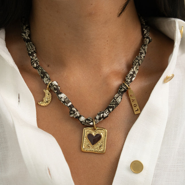 Collier - tissu ruban avec plaque LOVE ajouré, coeur et croissant de lune avec cristal