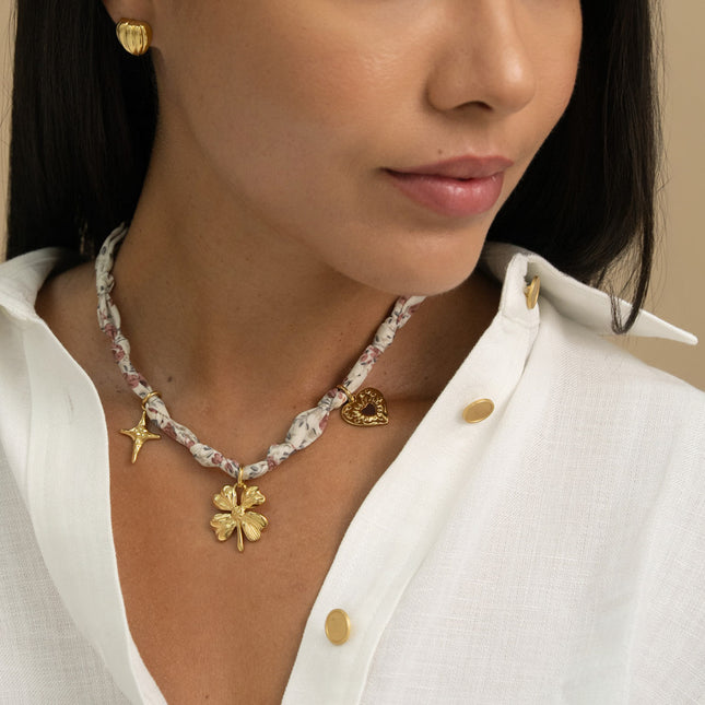 Collier - tissu ruban avec étoile, trèfle, coeur avec émail
