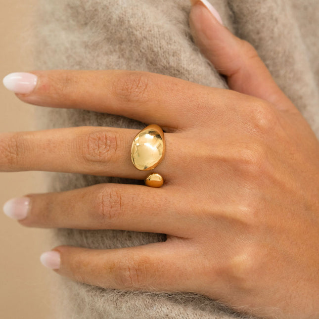 Open ring - intertwined shapes