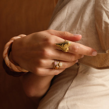 Bague Ionyx - grand coeur avec petits pois gravés