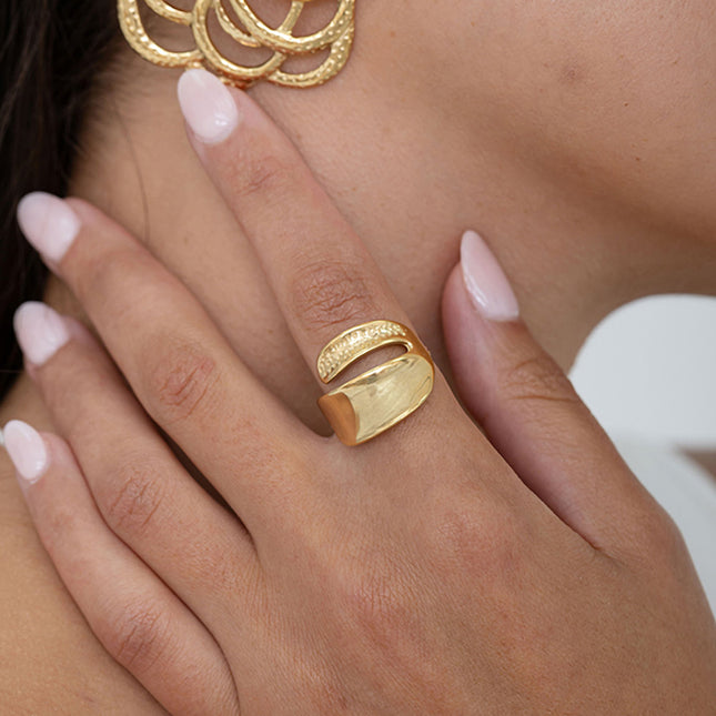 Bague - anneau plat avec partie façonnée petits points