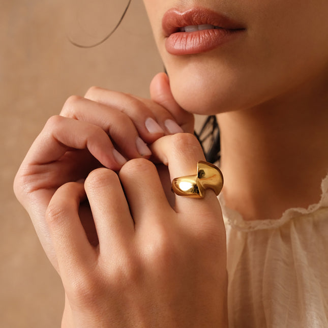Selvarin ring - rounded and offset shapes