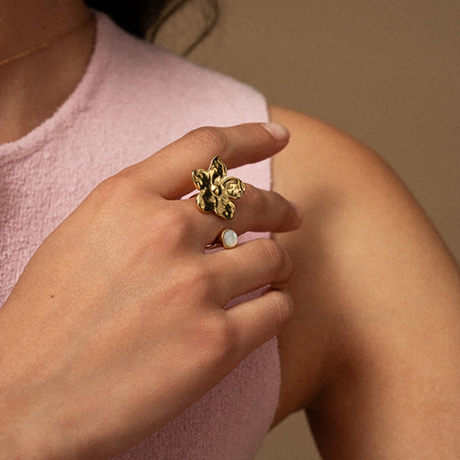 Bague ouverte Orlina - fleur et pierre nacrée