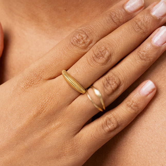 Ring - flat, domed, grooved piece