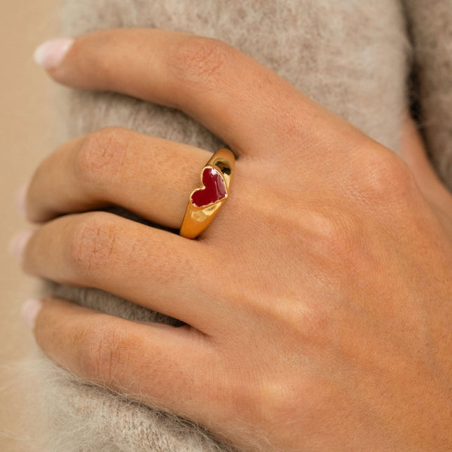 Bague - type chevalière avec coeur en émail