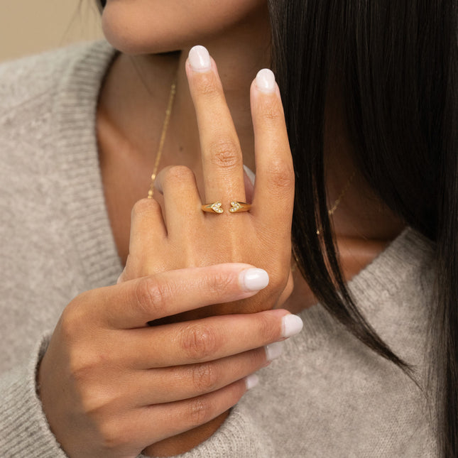 Bague ouverte - deux coeurs plats et oxydes de zirconium