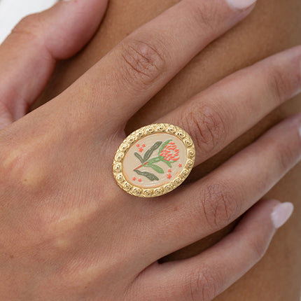 Bague - médaillon avec une fleur émaillée