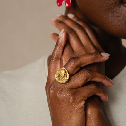 Bague Nerys - motif coquillage aux contours milgrains