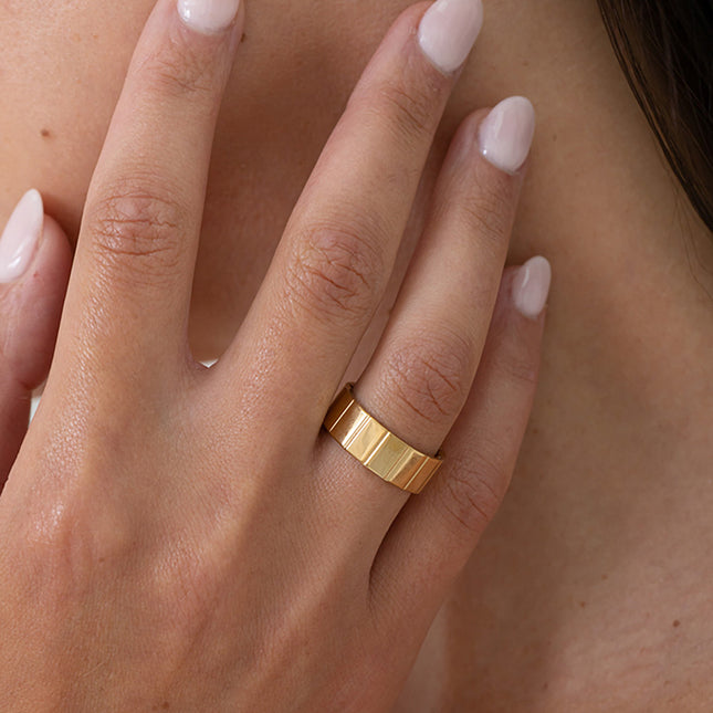 Wide ring - ridged lines