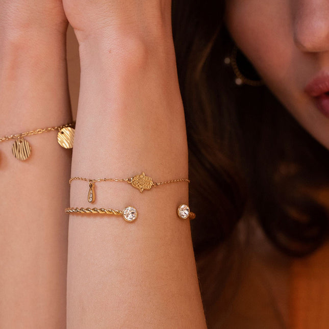 Dalino Bangle – twisted ring and Swarovski® SS29 crystals