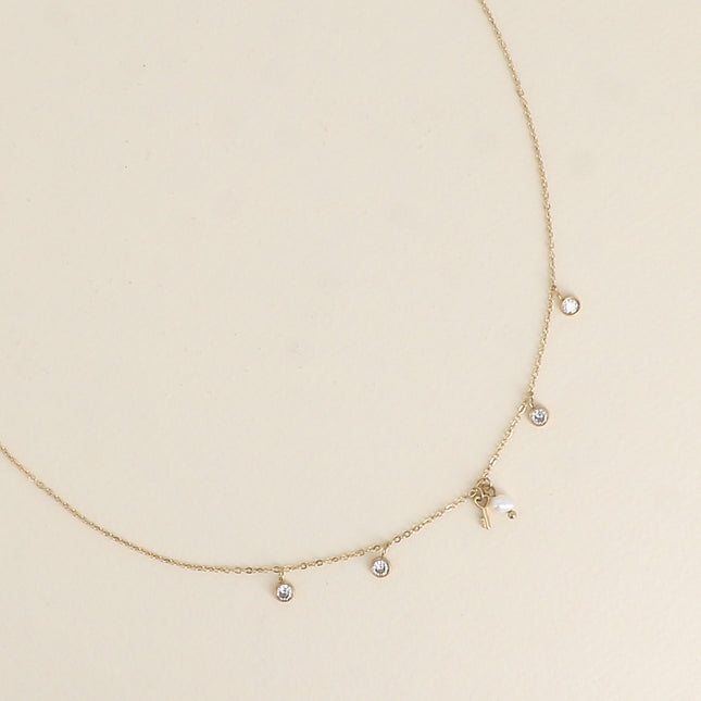 Collier - 4 cristaux, perle d'eau douce et clé coeur