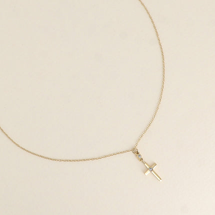 Collier - croix religieuse et d'un cristal