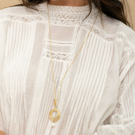Long necklace - 4 round openwork rings and freshwater pearl