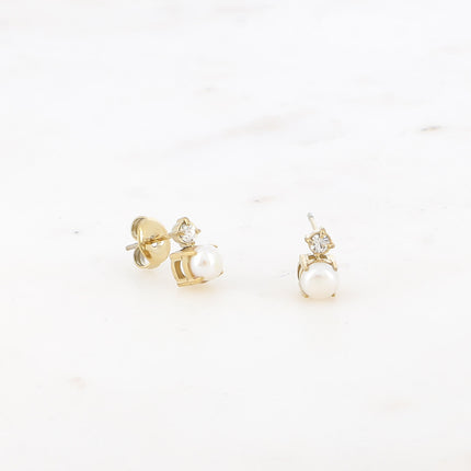 Boucles puces - petite perle en résine blanche et cristal taillé