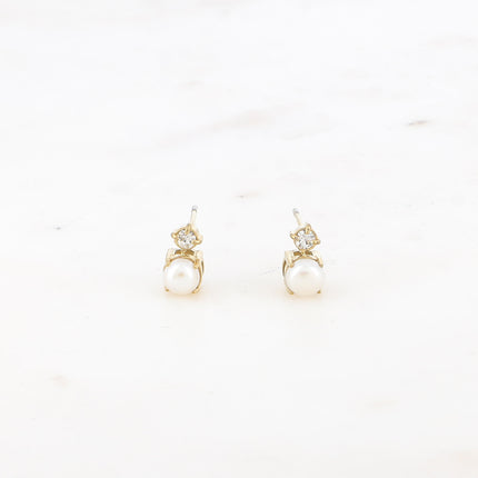 Boucles puces - petite perle en résine blanche et cristal taillé