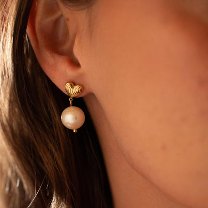 Boucles puces Katalina - coeur texturé et perle d'eau douce