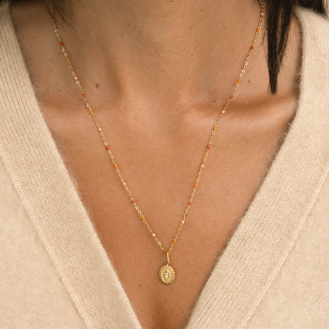 Collier - chaîne émaillée, pendentif ovale milgrain et forme navette avec 2 cristaux