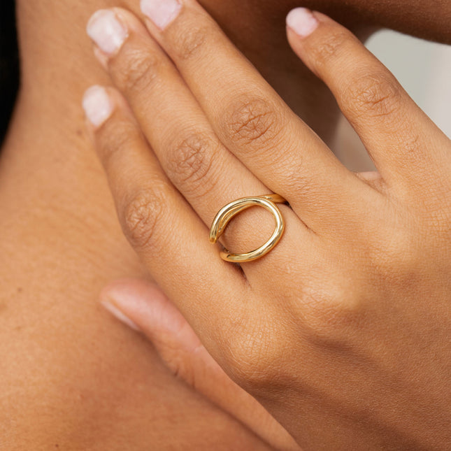 Constancia ring - in stainless steel with a wavy line pattern