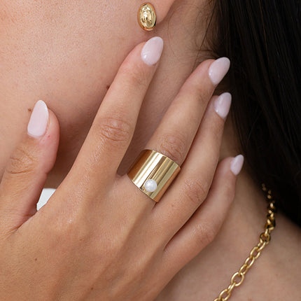 Auréa Wide Ring - smooth with small freshwater pearl