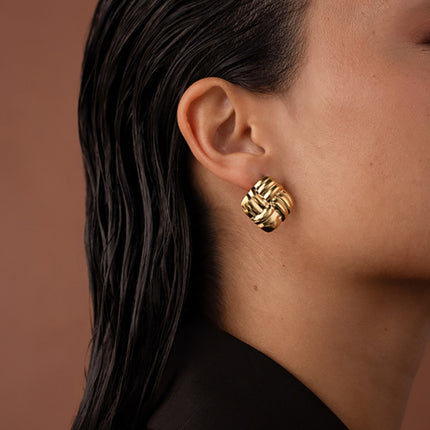 Boucles puces Clotilde- petit carré avec effet damier tressé
