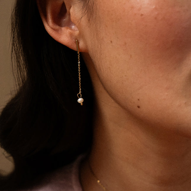 Boucles pendantes Lyra - barre fine, chaîne pendante et perle d'eau douce