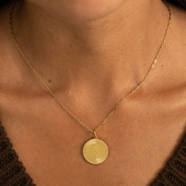 Collier - pendentif rond avec une éclipse gravée