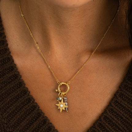 Collier - fermoir bouée, pierres naturelles, perle d'eau douce, étoile avec cabochon en résine blanche
