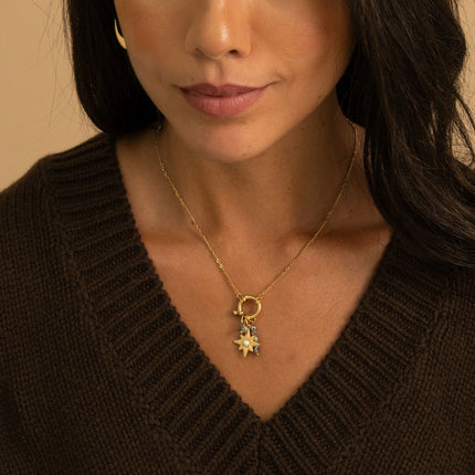 Collier - fermoir bouée, pierres naturelles, perle d'eau douce, étoile avec cabochon en résine blanche