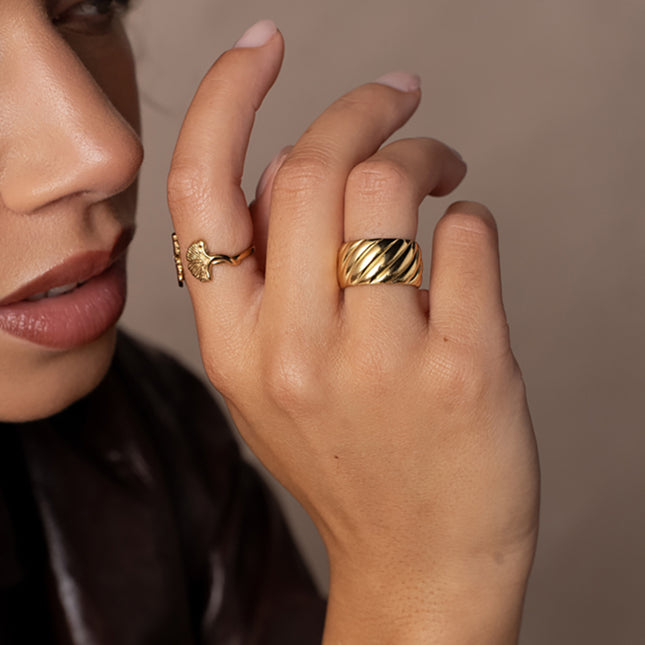 Eulia Wide Ring - twisted effect band