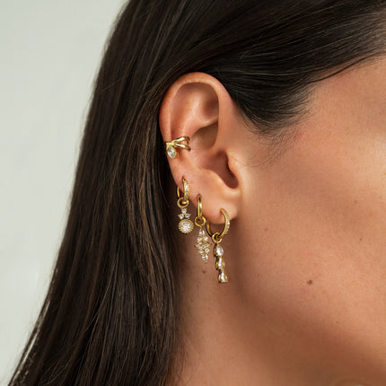Earcuffs - intertwining of two rings and an oval crystal