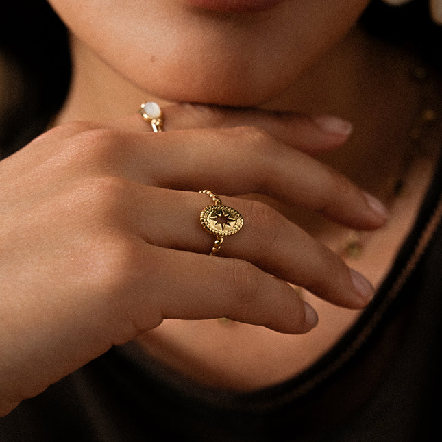 Bague Oria - anneau fin effet tressé, motif ovale, étoile du Nord ajourée