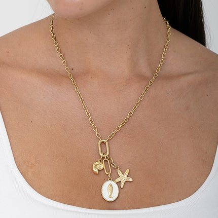 Collier - breloques (coquillage, étoile de mer, poisson sur fond d'émail)