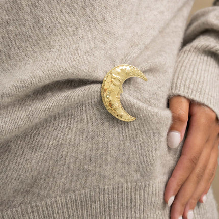 Broche - croissant de lune et de petits motifs (oeil, fleurs, points) gravés