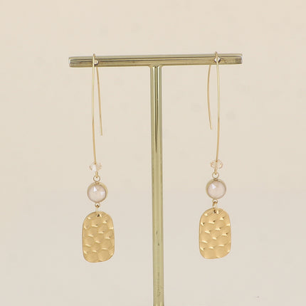 Boucles à crochet - pampille aspect nid d'abeille, ornées de cristaux de Swarovski® SS29 et cristal toupie