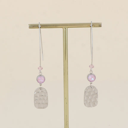Boucles à crochet - pampille aspect nid d'abeille, ornées de cristaux de Swarovski® SS29 et cristal toupie