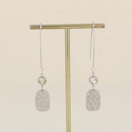 Boucles à crochet - pampille aspect nid d'abeille, ornées de cristaux de Swarovski® SS29 et cristal toupie