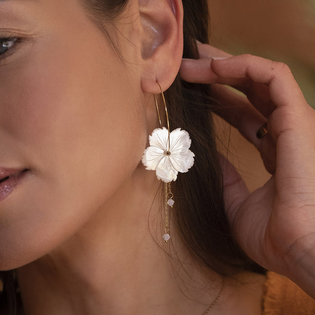 Créoles Sanaa - 4CM - fleur nacrée et chaînes avec cristaux