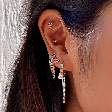 Piercing avec boule nacrée sur anneau strié