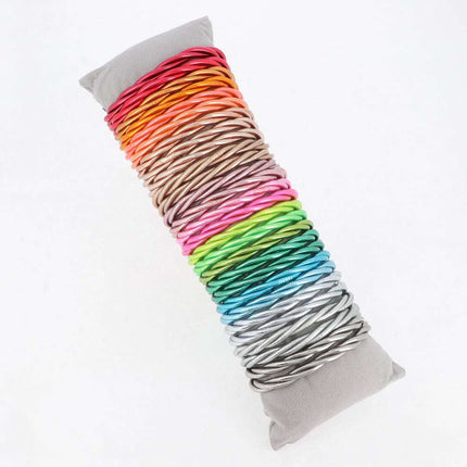 Kit de 28 joncs bouddhistes torsadés multicolores. Coussin offert. Prix moyen : 7€ HT