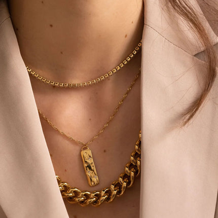 Collier Brayan - barre aux étoiles gravées et oxydes de zirconium