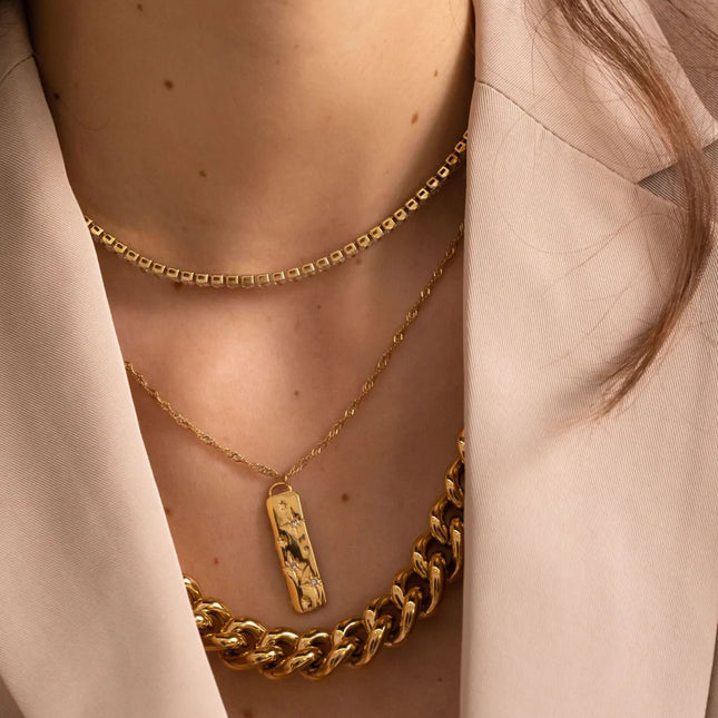 Collier Brayan - barre aux étoiles gravées et oxydes de zirconium